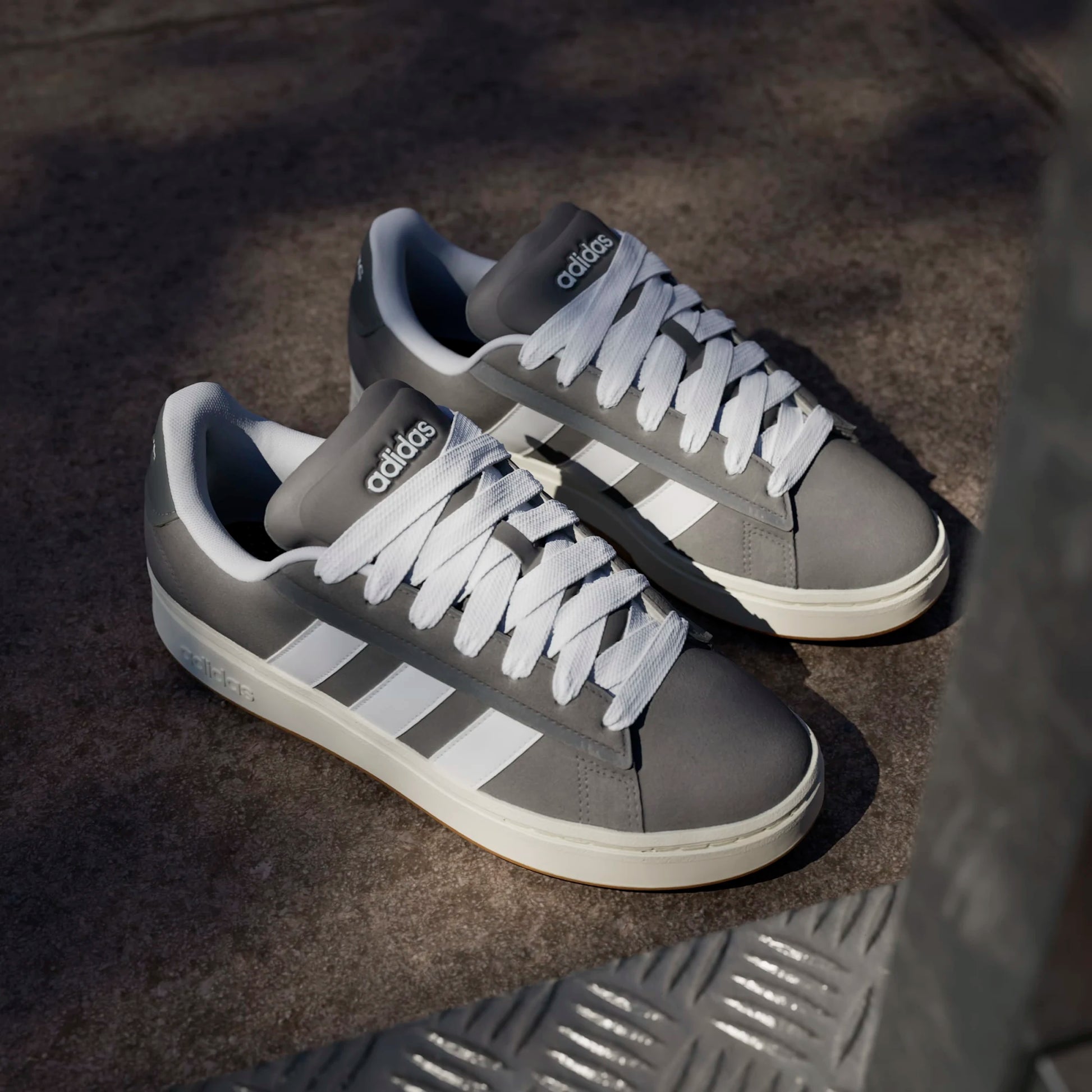 נעלי סניקרס גברים adidas Grand Court Alpha 00S